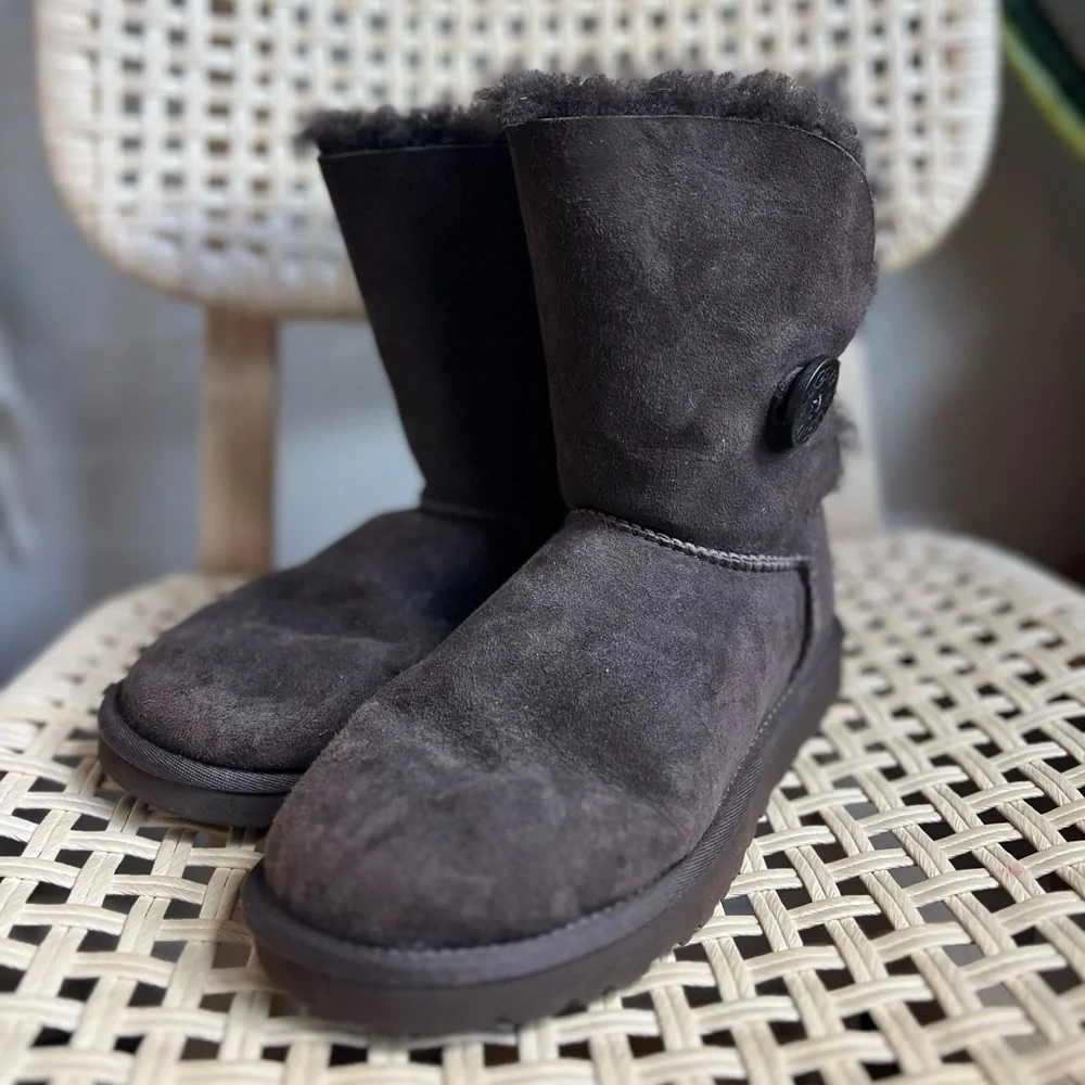 UGG Australia Bailey Button Boots Women’s 7 Brown Sheepskin Fur Lined Winter